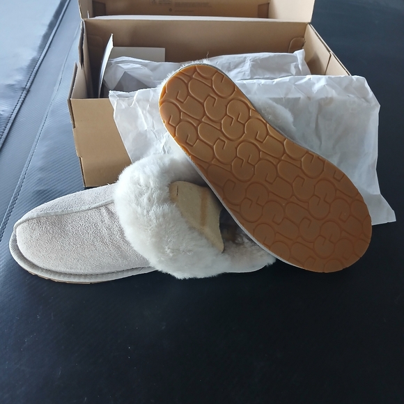 Brand New In Box, Womens UGG gray Slippers. Size 7. - Picture 4 of 6